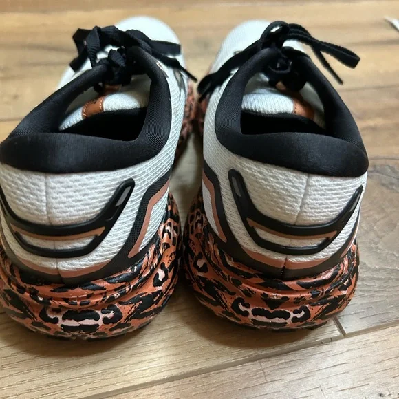 Brooks Dynamic White and Orange Sneakers - Picture 3 of 5